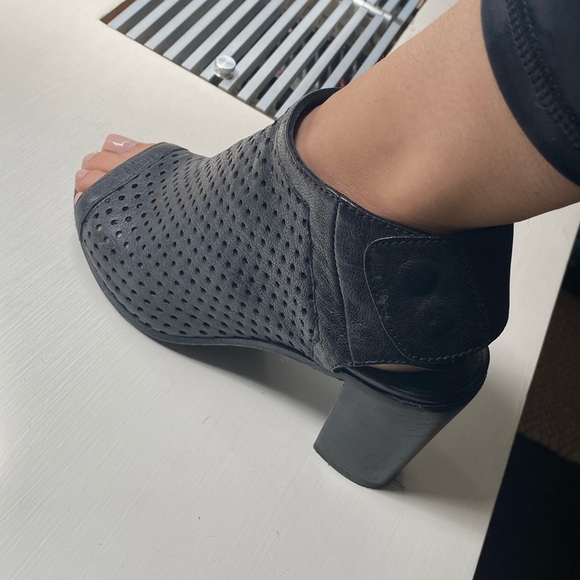 LEMARE BLOCK HEELS🖤🤍🖤 - Picture 3 of 7